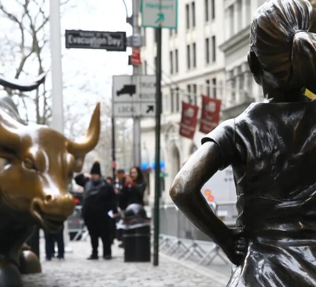 A MENINA DE BRONZE QUE HUMILHOU WALL STREET